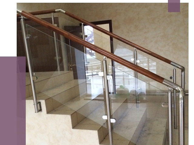 Комбинированные перила из металла и дерева в Дагестанских Огнях